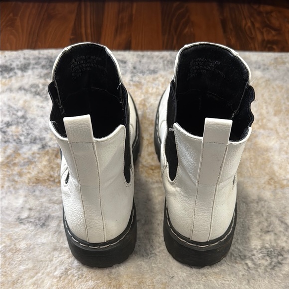 Sincerely Jules White and Black Women's Boots - Picture 3 of 4